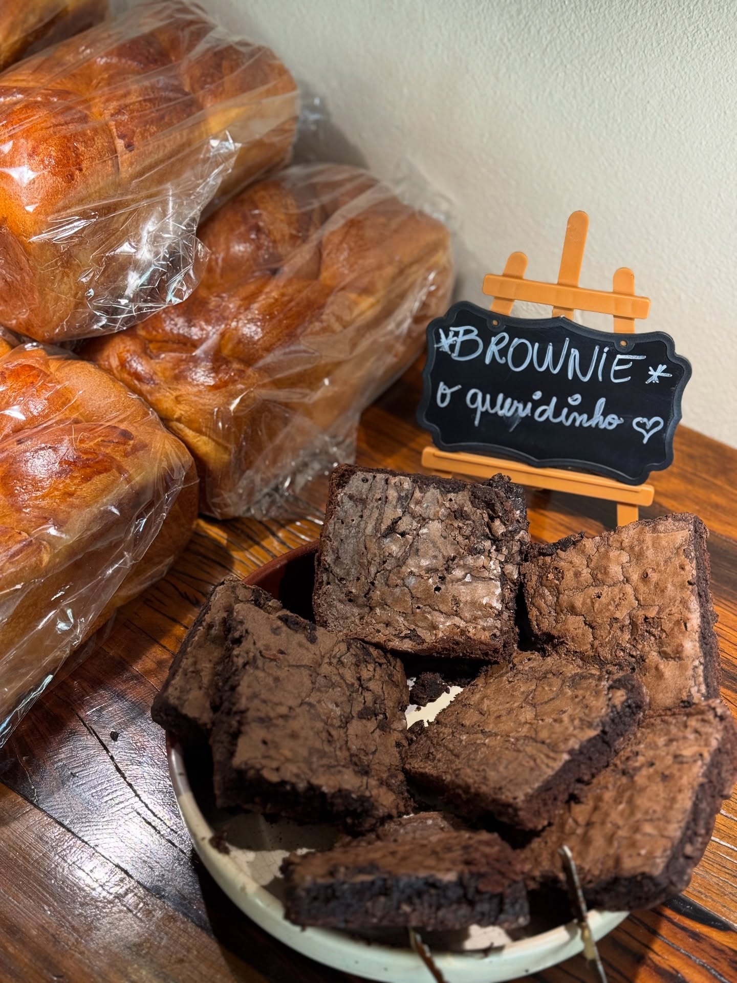 Brownies e pães artesanais na vitrine