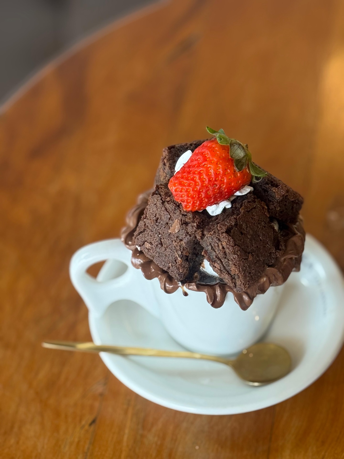 Brownie com morango e chantilly servido em xícara