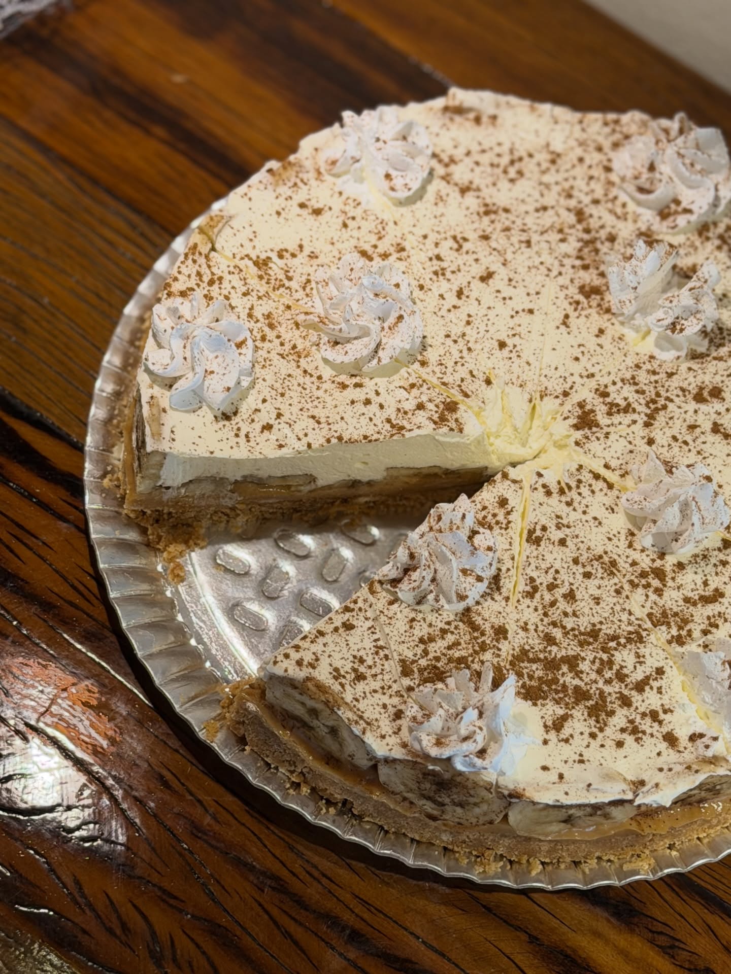 Torta gelada com creme, banana e canela polvilhada