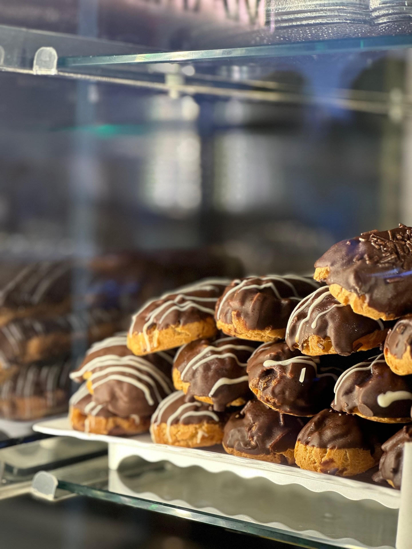 Bebida gelada de chocolate com chantilly e cobertura